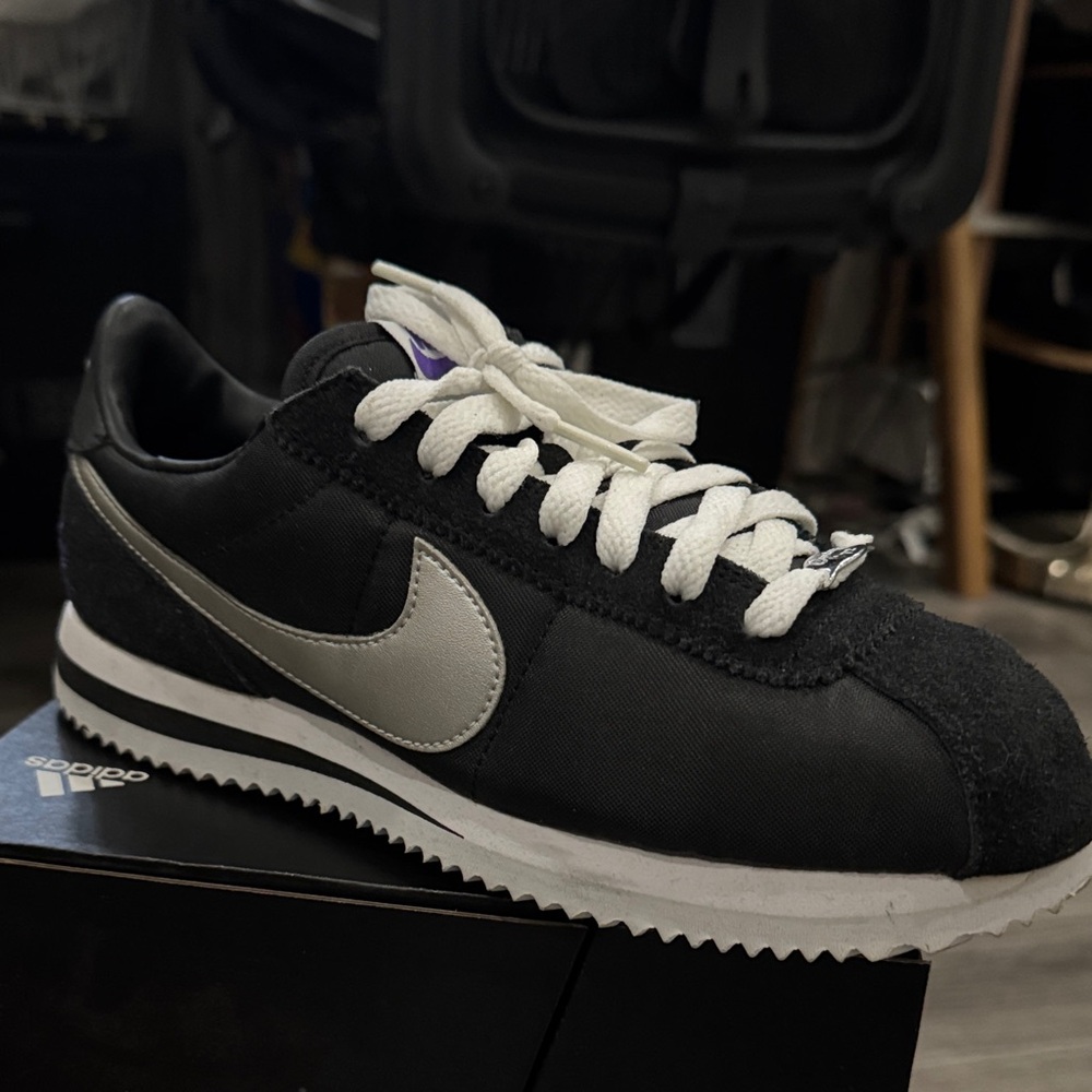 Nike Men's Black and White Sneakers (Los Angeles Kings Edition)